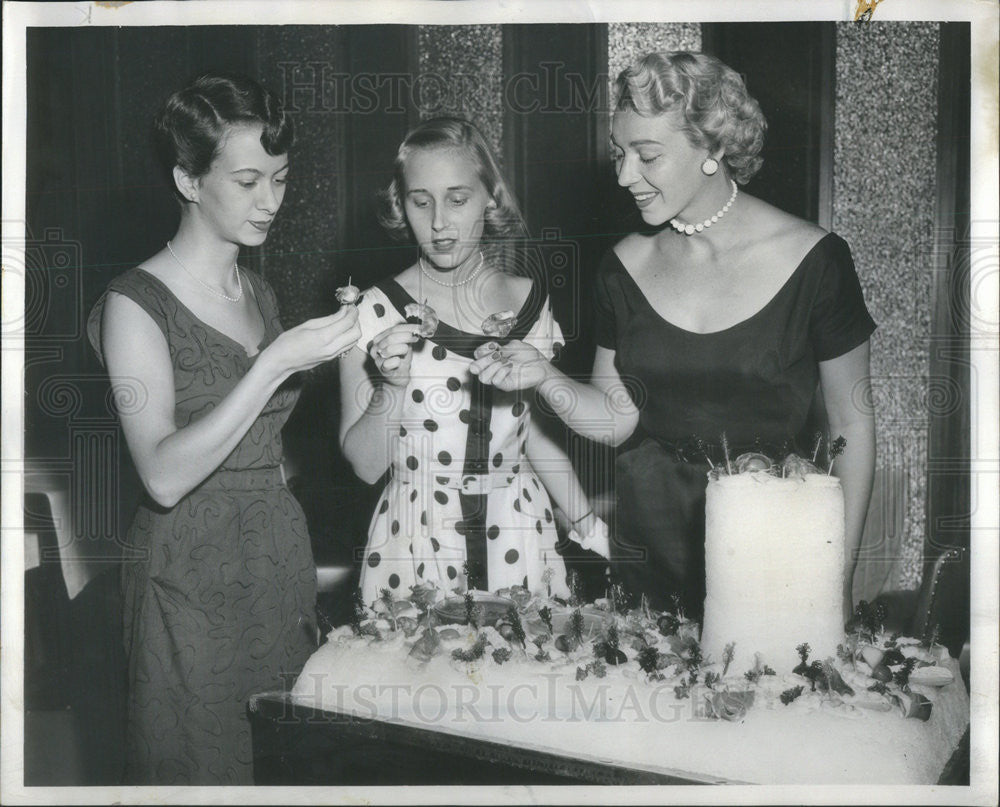 1953 Press Photo Alicia McKenna, Virginia Aldrich &amp; Elite Mellers Cocktail Party - Historic Images