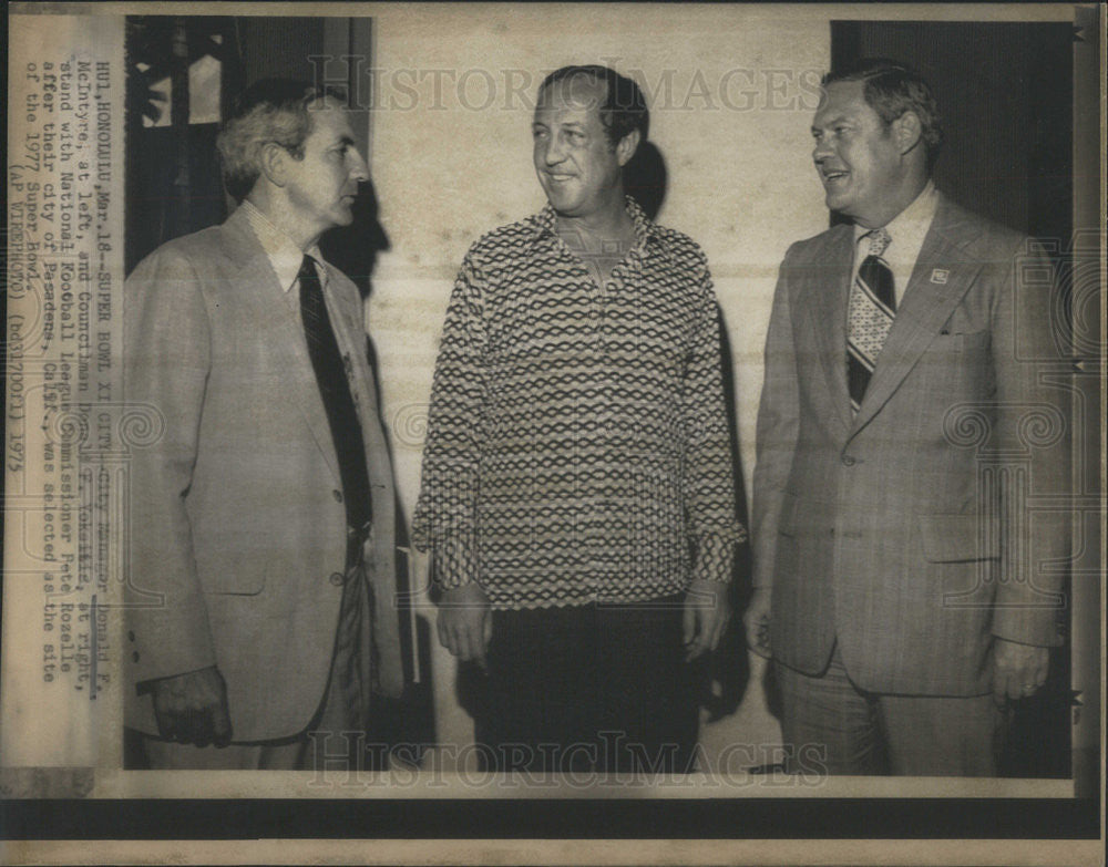 1975 Press Photo City Manager Donald McIntyre Councilman Donald Yokaitis - Historic Images