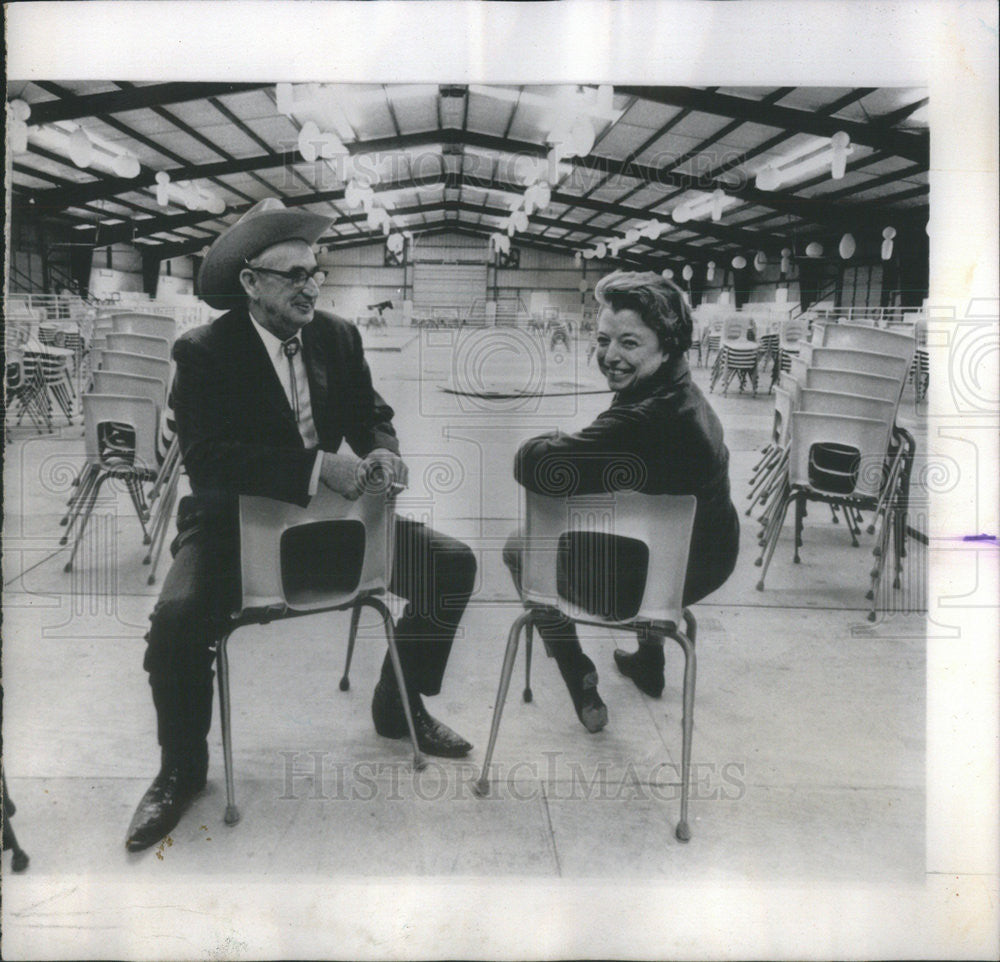 1974 Press Photo Ernest &amp; Margaret Medders in 1967 in Their Huge Party Barn - Historic Images