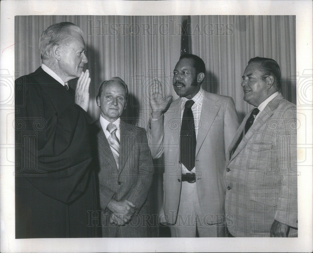 1975 Press Photo Howard Medley , Judge Harry Caserford, - Historic Images