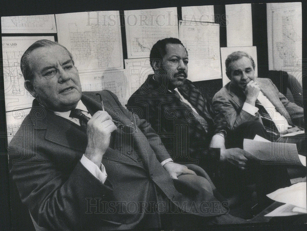 1976 Press Photo Howard C. Medley Sr., Chief Clerk of the Board; John H. Hanly - Historic Images