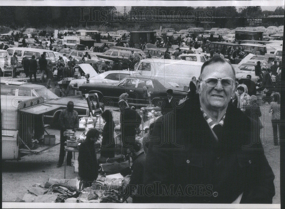 1973 Press Photo Rex Meadows Owner And Operator At Flea Market Drive In Theater - Historic Images