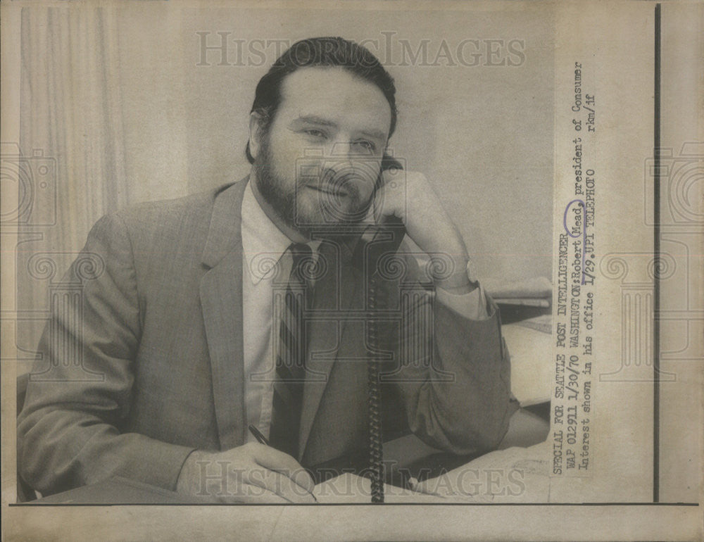 1970 Press Photo Robert Mead President of Consumer Interest in His Office - Historic Images