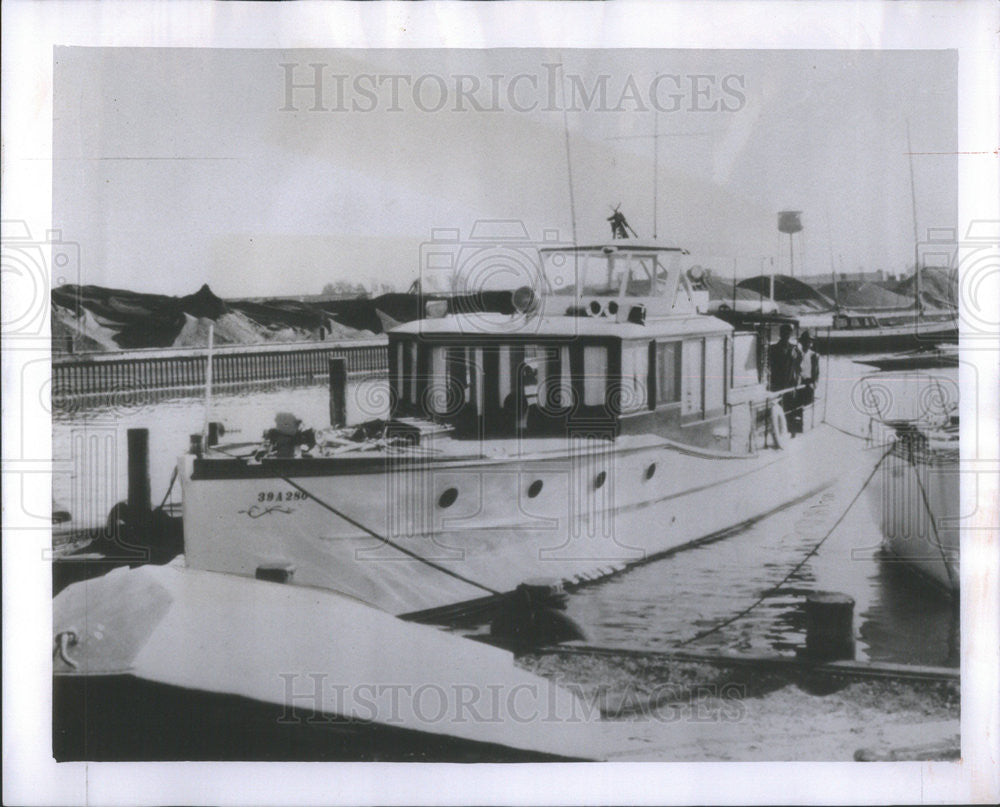 1958 Press Photo Cabin Curiser Owned by Lewis Meadows Sr in Disabled in Lake MI - Historic Images