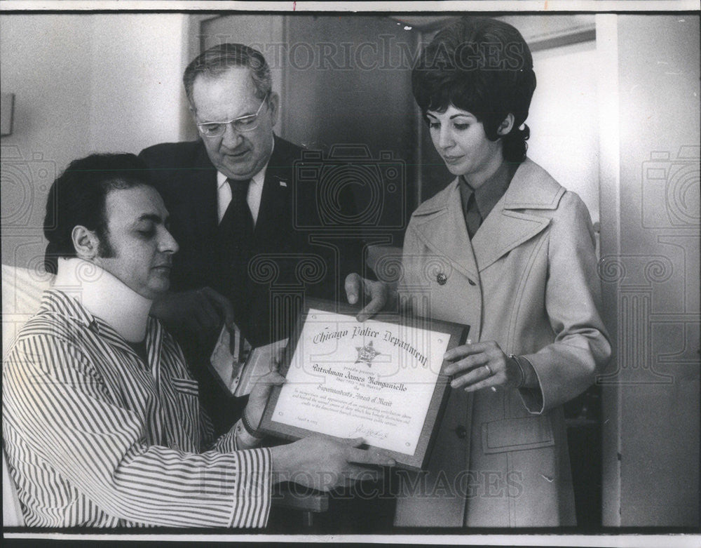 1972 Press Photo Officer James Manganiello Awarded Police Supt. James B. Conlisk - Historic Images