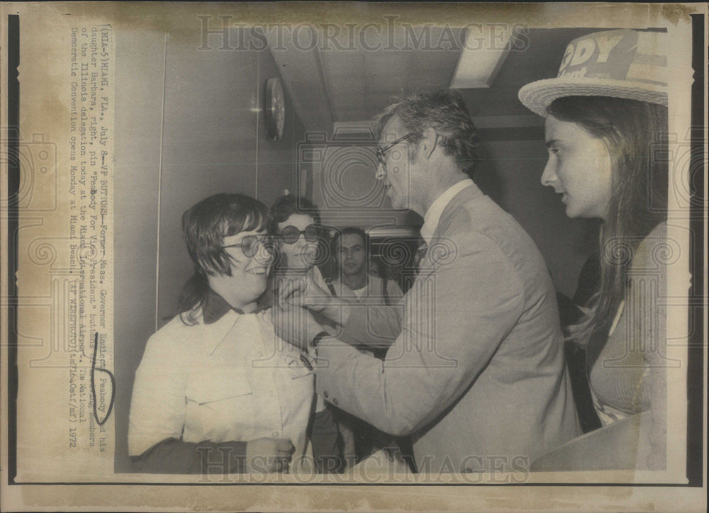 1972 Press Photo Mass Gov E. Peabody and daughter Barbara with voters - Historic Images