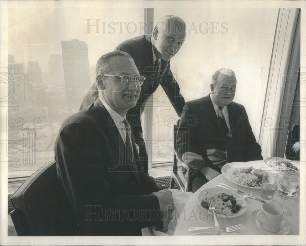 1965 Press Photo Attorney Robert Wilbrandt And Congressman Sidney Yates Lunching - Historic Images