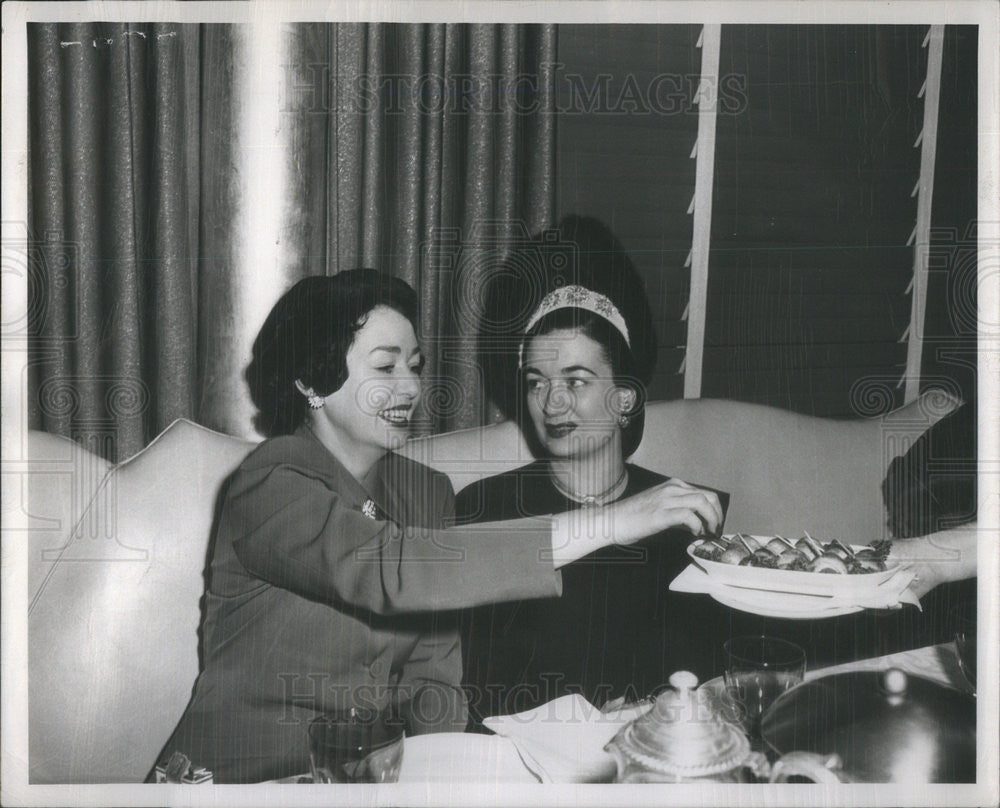 1939 Press Photo Socialites Mrs. James Hoskins And Mrs. Charles D. Peacock - Historic Images