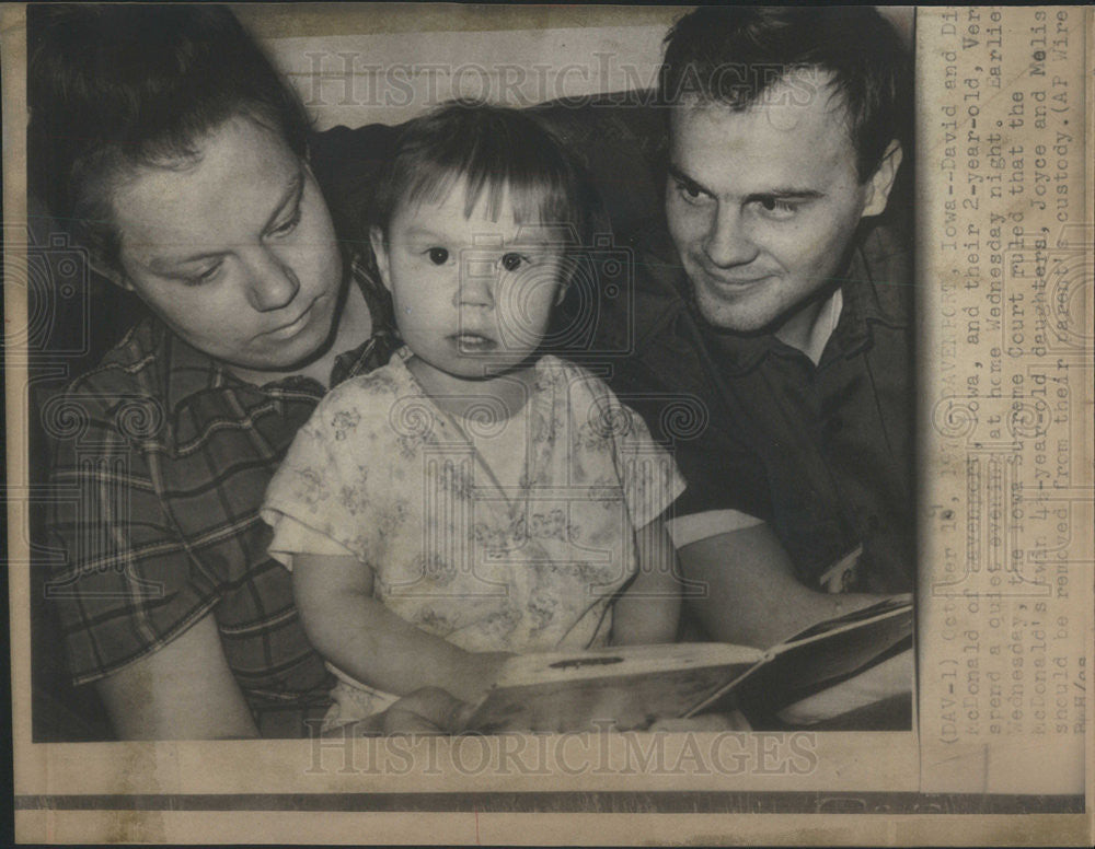 1972 Press Photo Mr. And Mrs. David McDonald And Two Year Old Daughter In Iowa - Historic Images