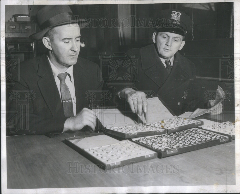 1954 Press Photo Det John Murphy and Joe Majka with loot from a burglary - Historic Images