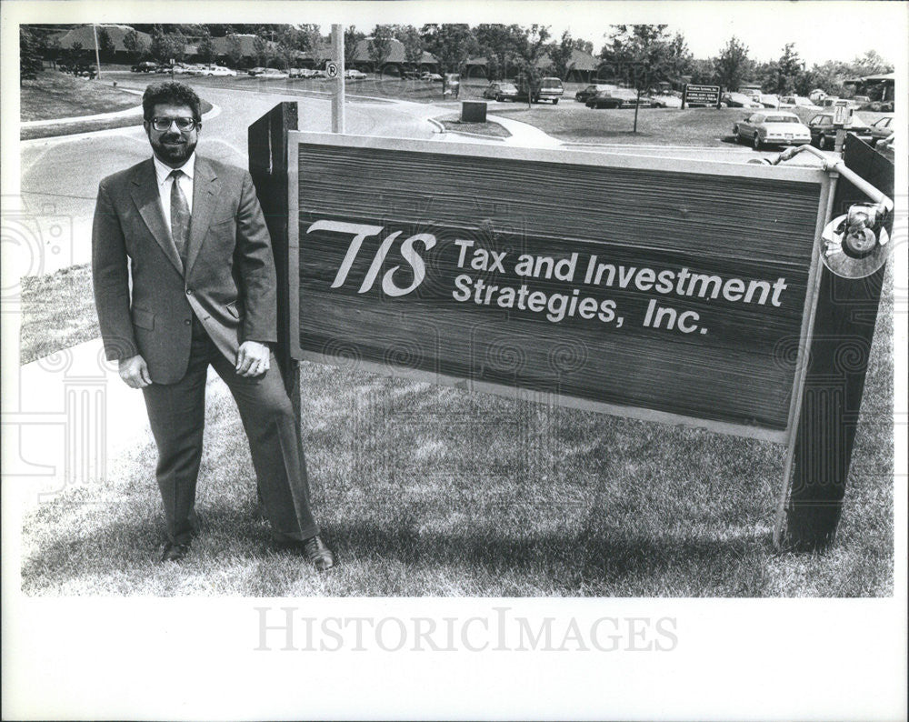 1989 Press Photo Thomas T Theodore,executive - Historic Images