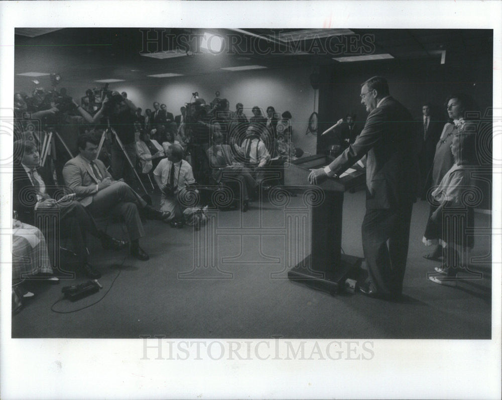 1989 Press Photo Gov. Thompson holds press conference - Historic Images