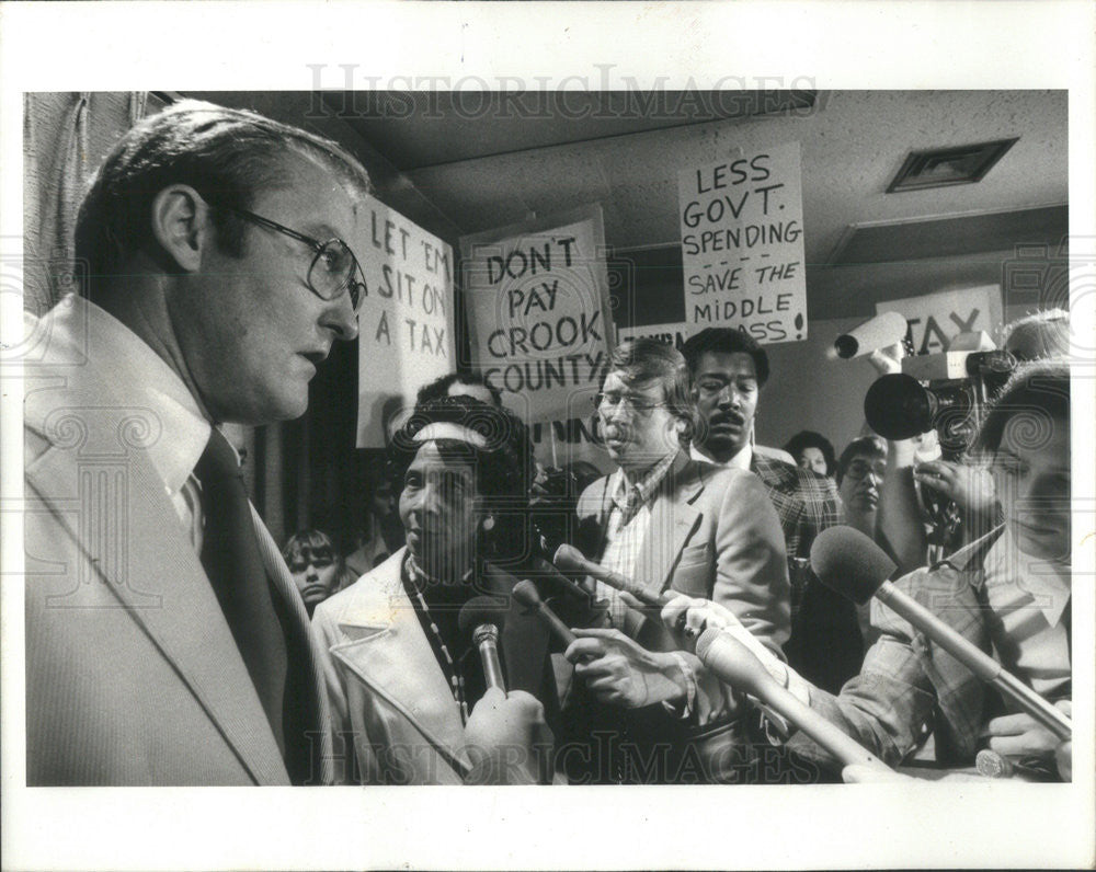 1977 Press Photo Gov. James Thompson (L) Taxpayers IL Demand Tax Extension - Historic Images