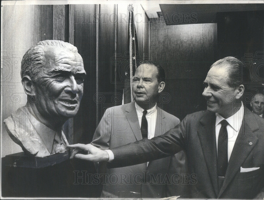 1965 Press Photo Zenith Pres Joseph Wright &amp; G Fantacci With Bust Of Founder - Historic Images