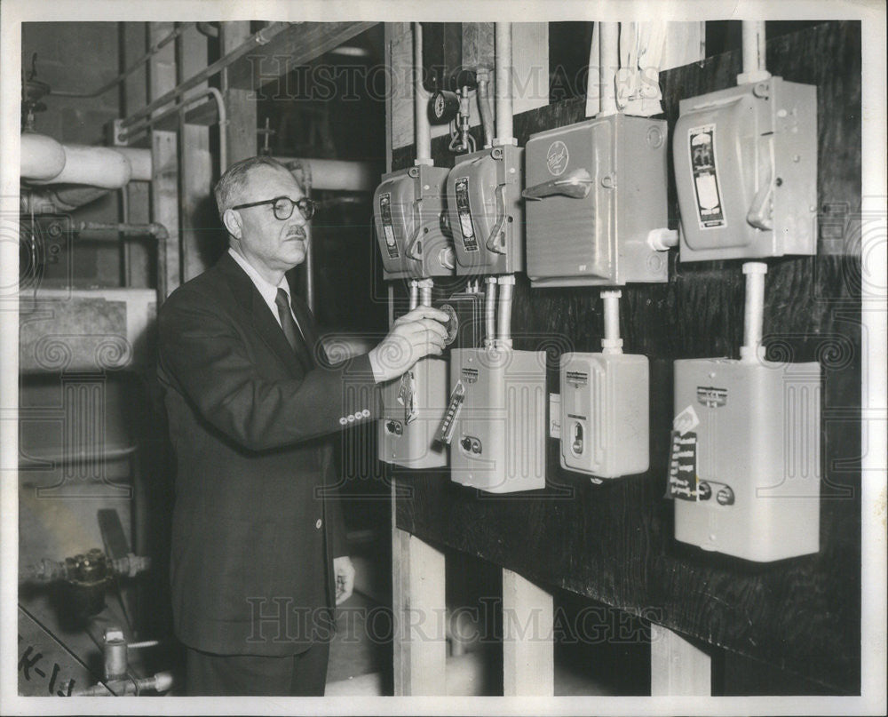 1954 Press Photo Dr Thomas C McDougal checks air conditioning for Medical Center - Historic Images