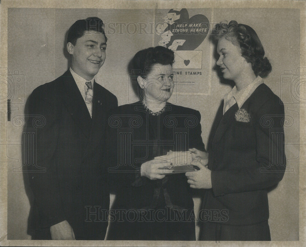 1947 Press Photo J Novossel,Mrs Ruth McEldowney and Viv Lunkes - Historic Images