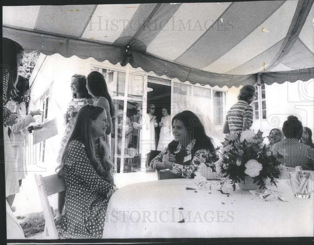 1972 Press Photo Sandra McDonald Debbie Hillman lunch Lake Forest Home society - Historic Images