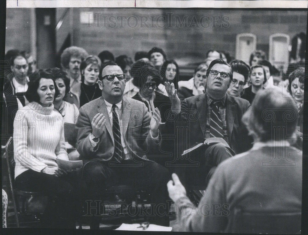 1972 Press Photo Joan McDermott husband John Father McMahon prayer meeting - Historic Images