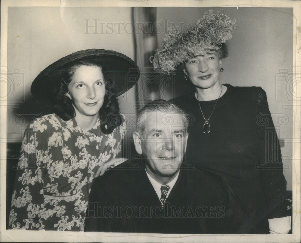 1948 Press Photo Chief Justice James McDermott, wife Helen &amp; daughter Helen - Historic Images