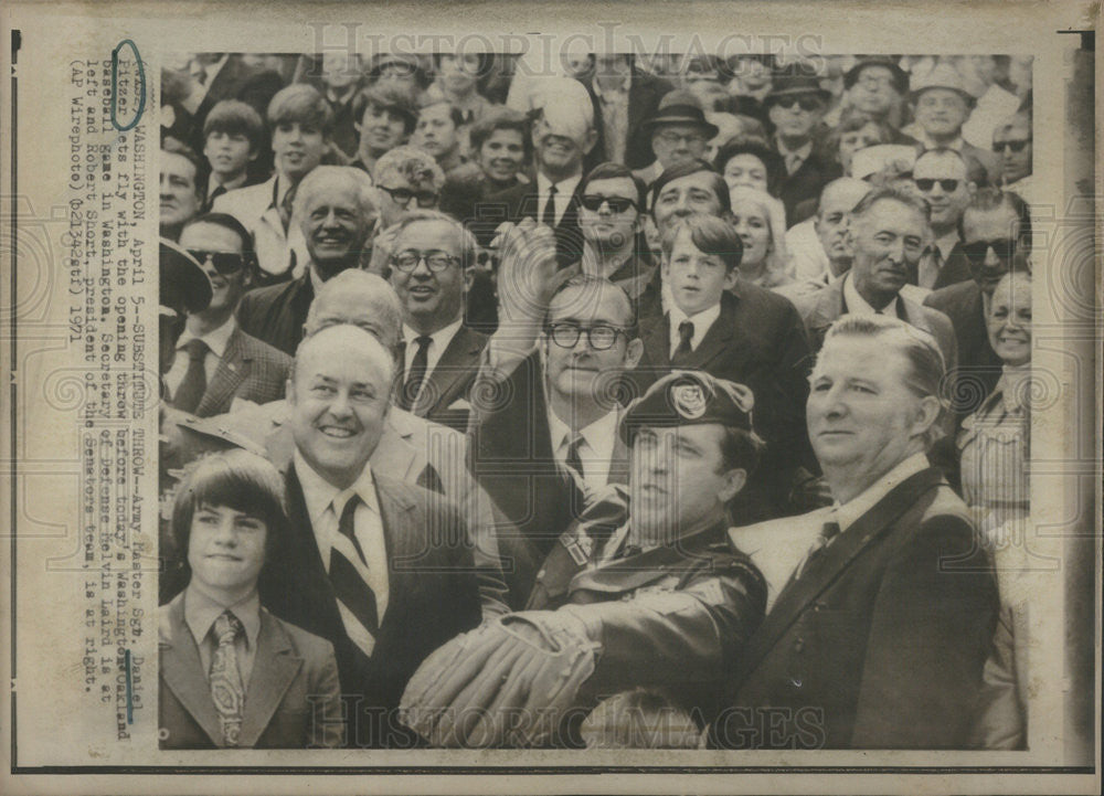 1971 Press Photo Sgt Daniel Pitzer Former POW Throws 1st Pitch at MLB Gams - Historic Images