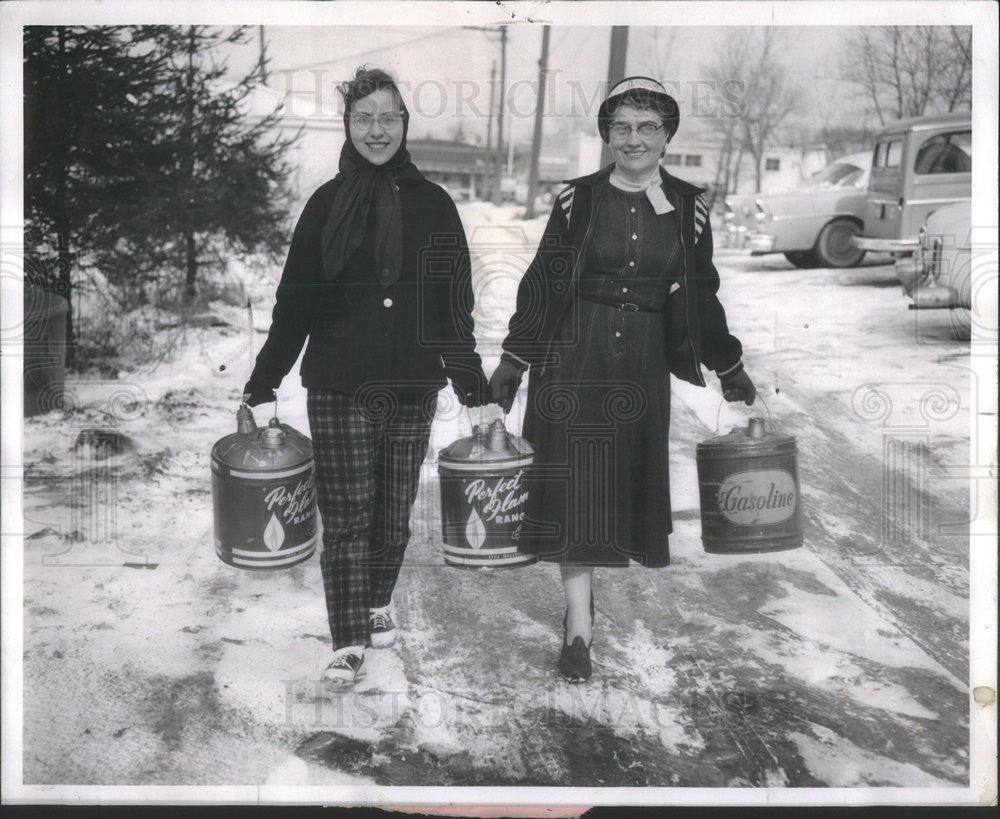 1958 Press Photo Barb Mack and Anna Mack tote fuel oil as pickets dont allow del - Historic Images