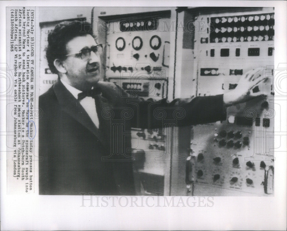 1965 Press Photo Gerrit Macker locking Marina 4 cameras on Mars - Historic Images