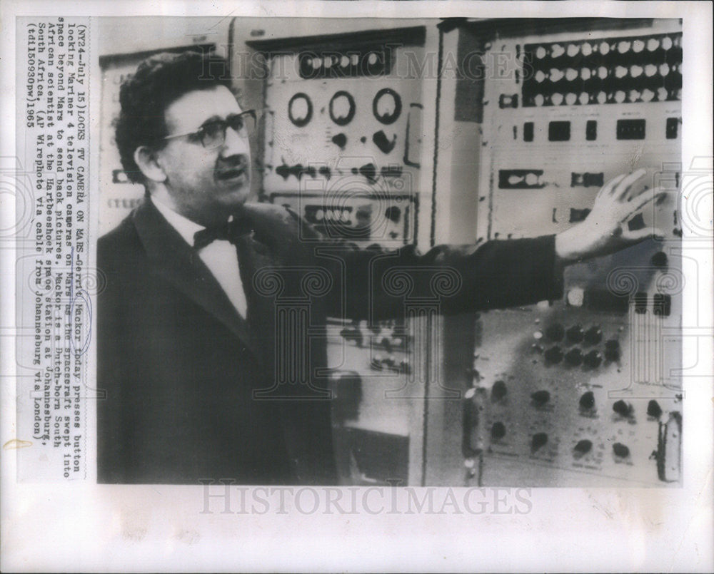 1965 Press Photo Gerrit Macker locks camers of Mariner 4 on Mars - Historic Images