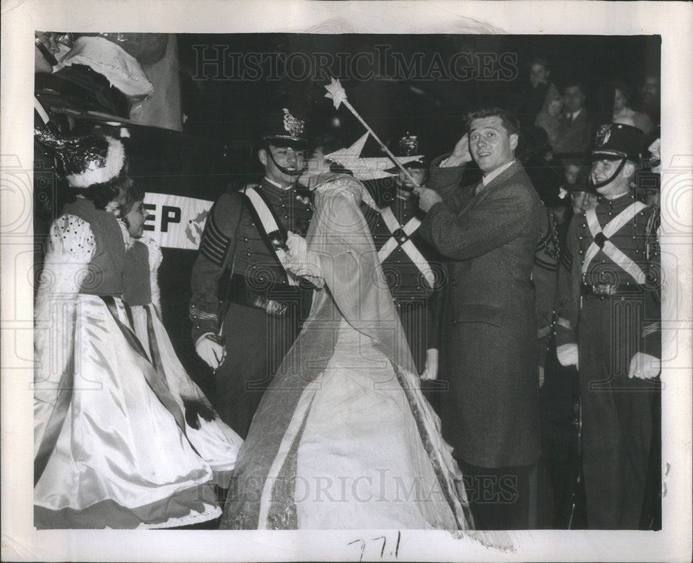 1950 Press Photo Chicago Christmas Parade Little Bo Peep Drill Squad Star Queen - Historic Images