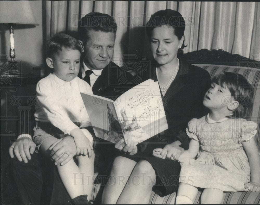 1966 Press Photo Piet Masseux Belgian Vice Counsel in Chicago with His Family - Historic Images