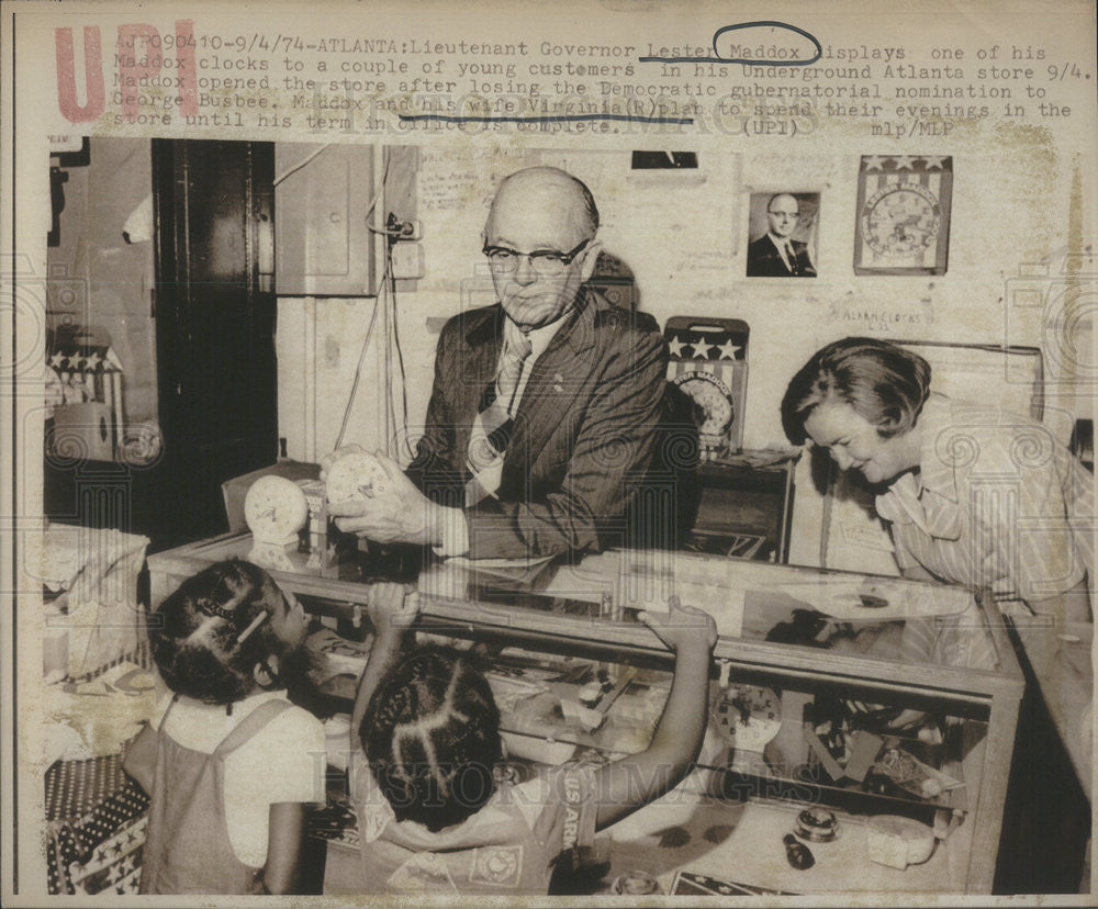 1974 Press Photo Lt Gov Lester maddox,wife Virginia and clock store - Historic Images