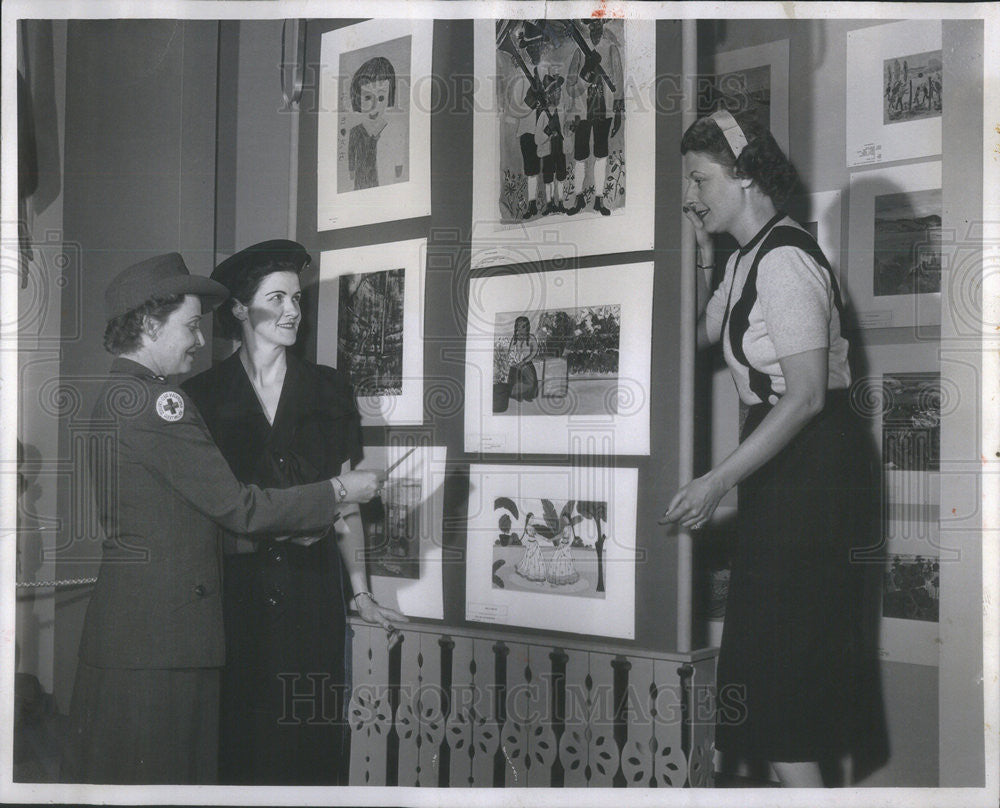 1956 Press Photo Red Cross Childrens Art Exhibition Marshall Field Store - Historic Images