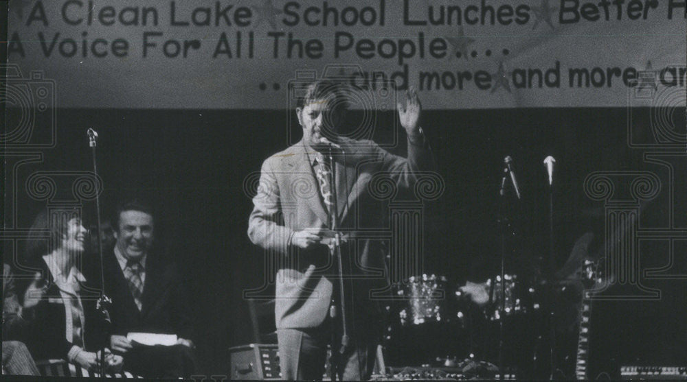 1974 Press Photo State Representative Bob Mann Speaking Sauer&#39;s Restaurant Crowd - Historic Images