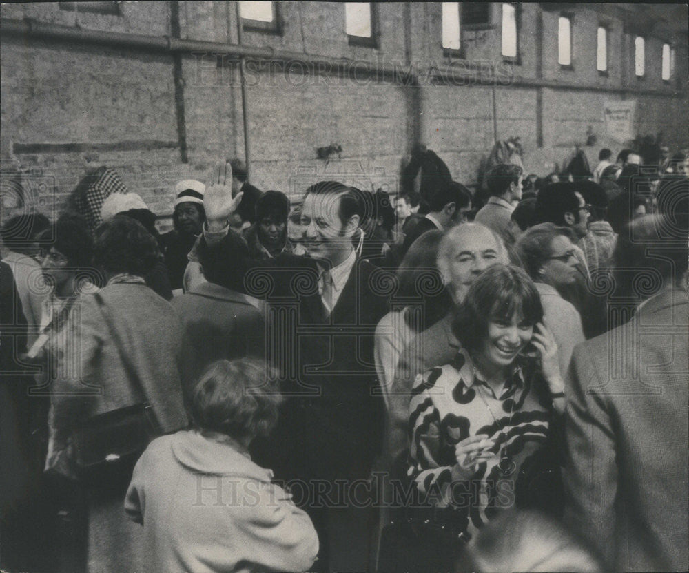 1969 Press Photo Bob Mann Bread Party Fundraiser Waving To Friends Chicago - Historic Images