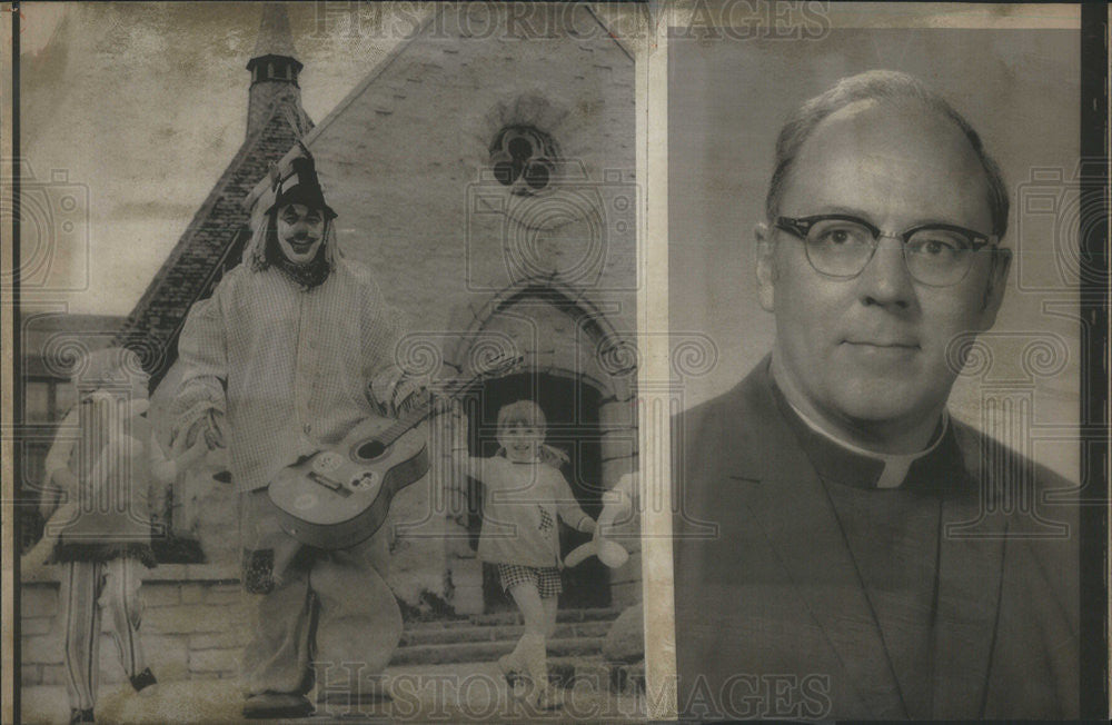 1971 Press Photo Father John Naus and Tumbleweed the clown with kids - Historic Images