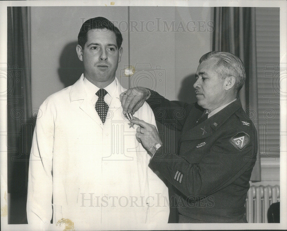 1952 Press Photo Capt Vincent J Navarre gets Silver Star from Col AC Timboe - Historic Images