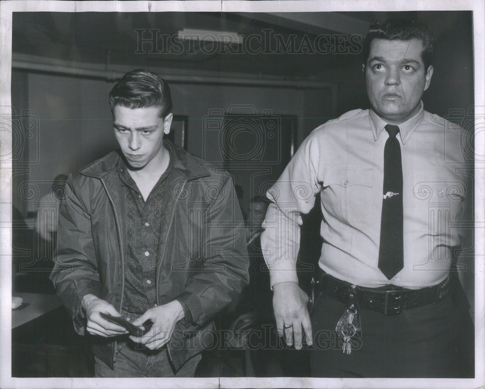 1963 Press Photo off. Larry Peifer with Wm J Naylor in custody for traffic viol - Historic Images