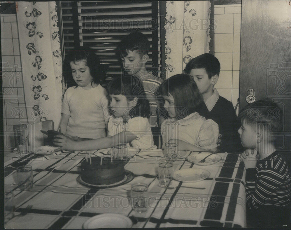 1949 Press Photo missing boy Johnny Navickus&#39; siblings at sad B-day party - Historic Images