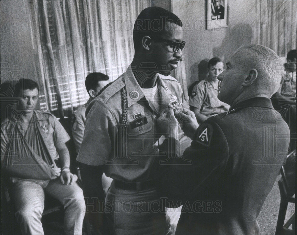 1967 Press Photo Lawrence Nalls Receives Air Medal - Historic Images