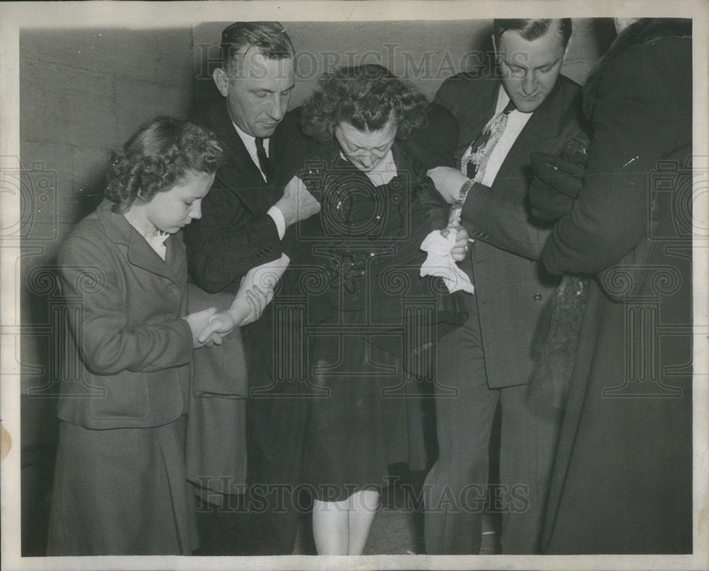 1946 Press Photo Mrs Hattie Lesniewski And Family Enter County Morgue - Historic Images