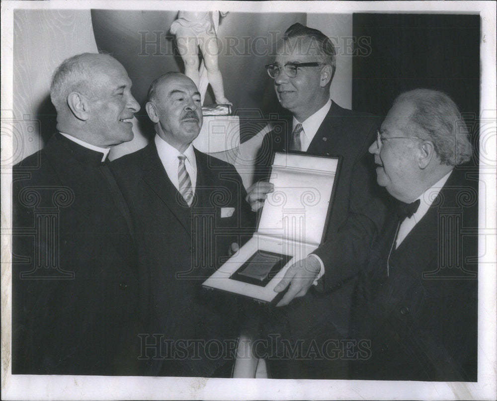 1960 Press Photo Dr Louis Mann Rabbi of Chicago Sinai Congregation Nat Award - Historic Images