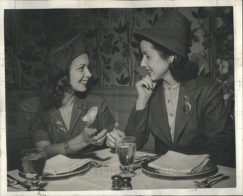 1942 Press Photo Irene Mansure With Sister-In-Law Mrs Edmund Chicago Honeymoon - Historic Images