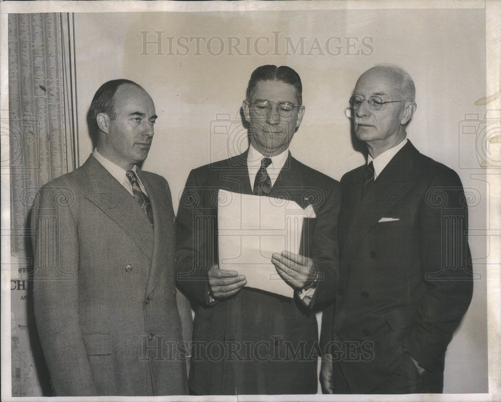 1950 Press Photo Ed mansure,Mr Lyons,H L Rogers,Board of Trade Chicago - Historic Images