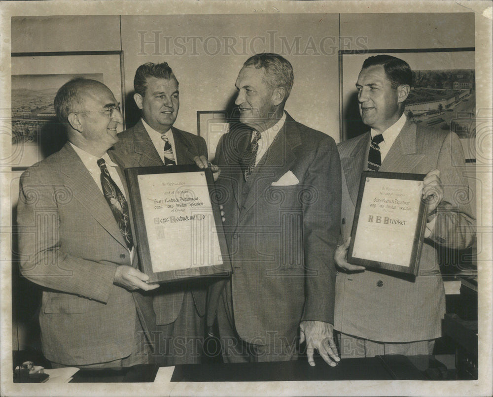 1949 Press Photo Fowler McConnell president of Sears Roebuck &amp; Co w/ YMCA directors - Historic Images