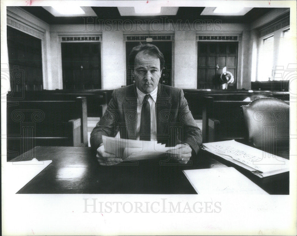 1987 Press Photo State Attorney Office Prosecutor Jack Murphy In Empty Courtroom - Historic Images