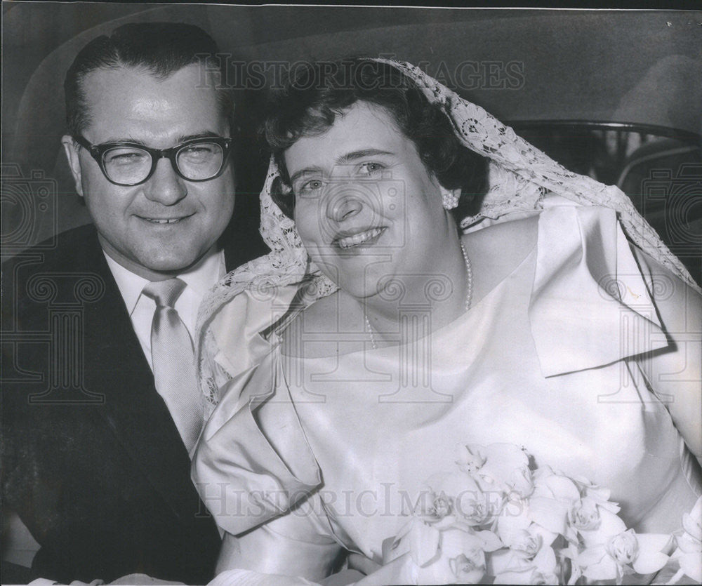 1960 Press Photo Mr and Mrs George Murphy happy newly weds leaving St Mary&#39;s - Historic Images