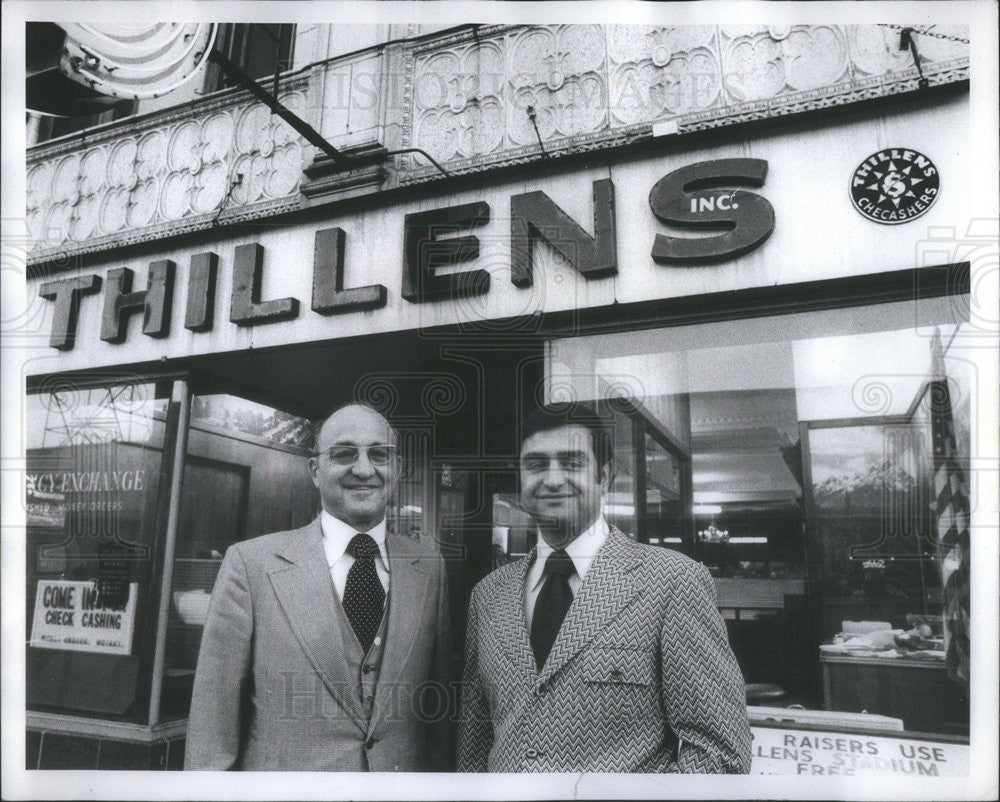 1977 Press Photo Mr Mel Thillens SR and Jr at thei rstore - Historic Images