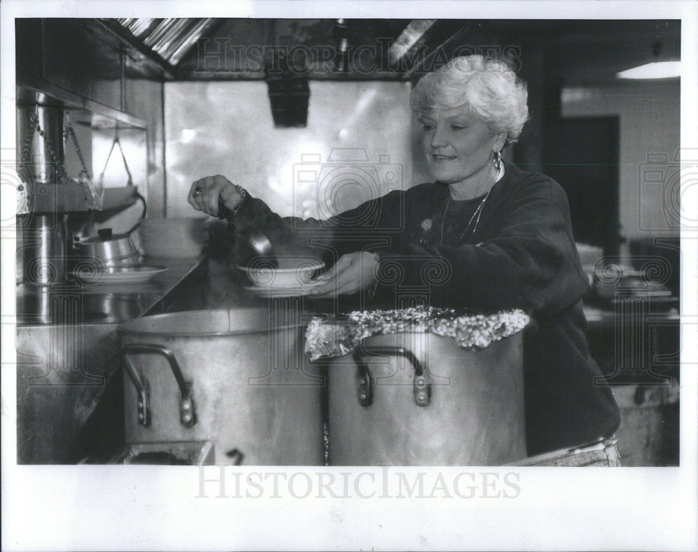 1991 Press Photo ann thayer makes chilli - Historic Images