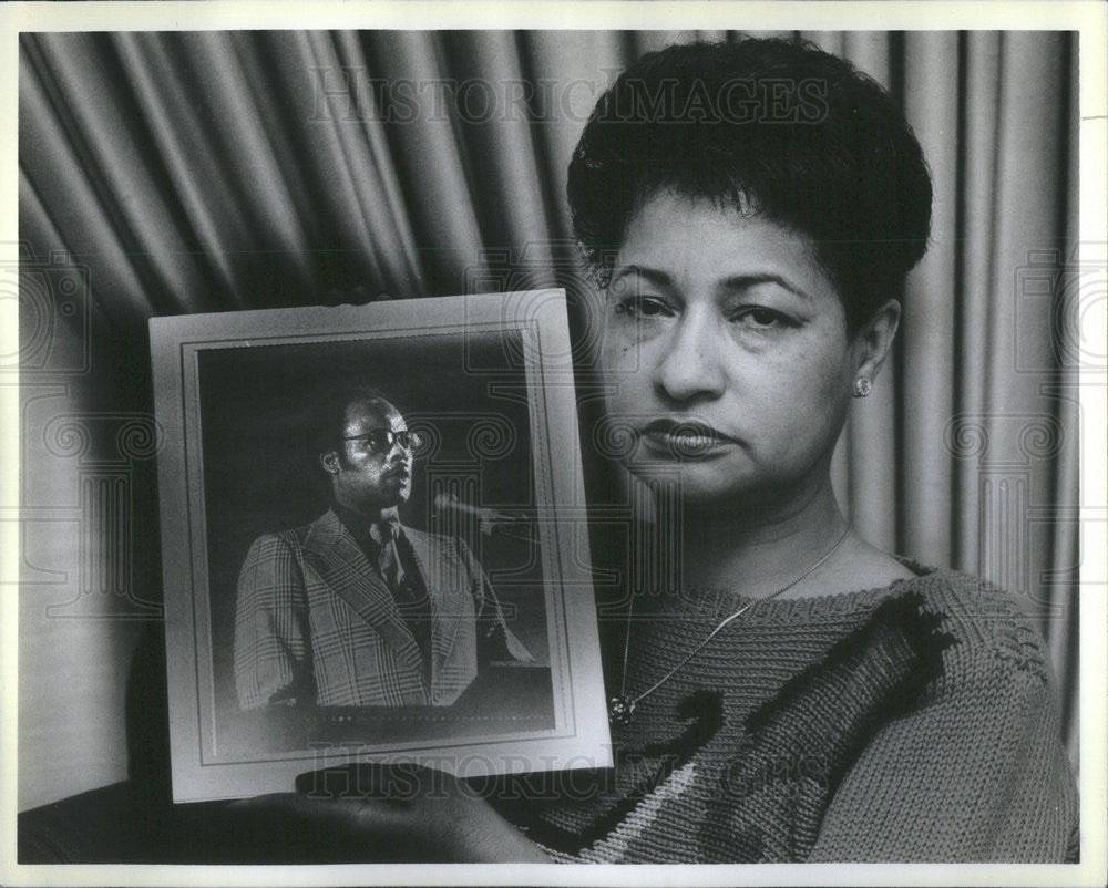 1986 Press Photo Iris Thomas Holds Photo Of Deceased Husband Dr Andrew L Thomas - Historic Images