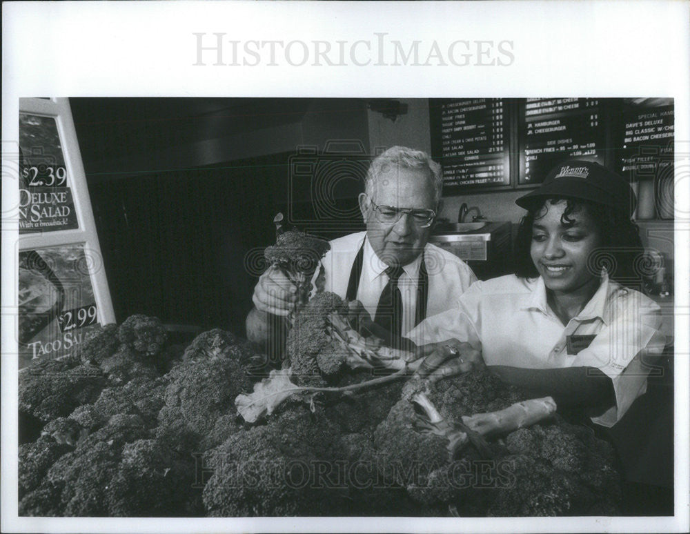 1992 Press Photo Wendy&#39;s chairman Dave Thomas &amp; store Manager Jeaneen Crowder - Historic Images