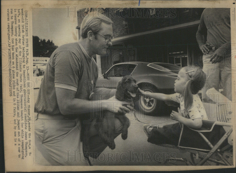 1976 Press Photo Amy Mizeur meets Gov James Thomson&#39;s dog at Illinois State Fair - Historic Images